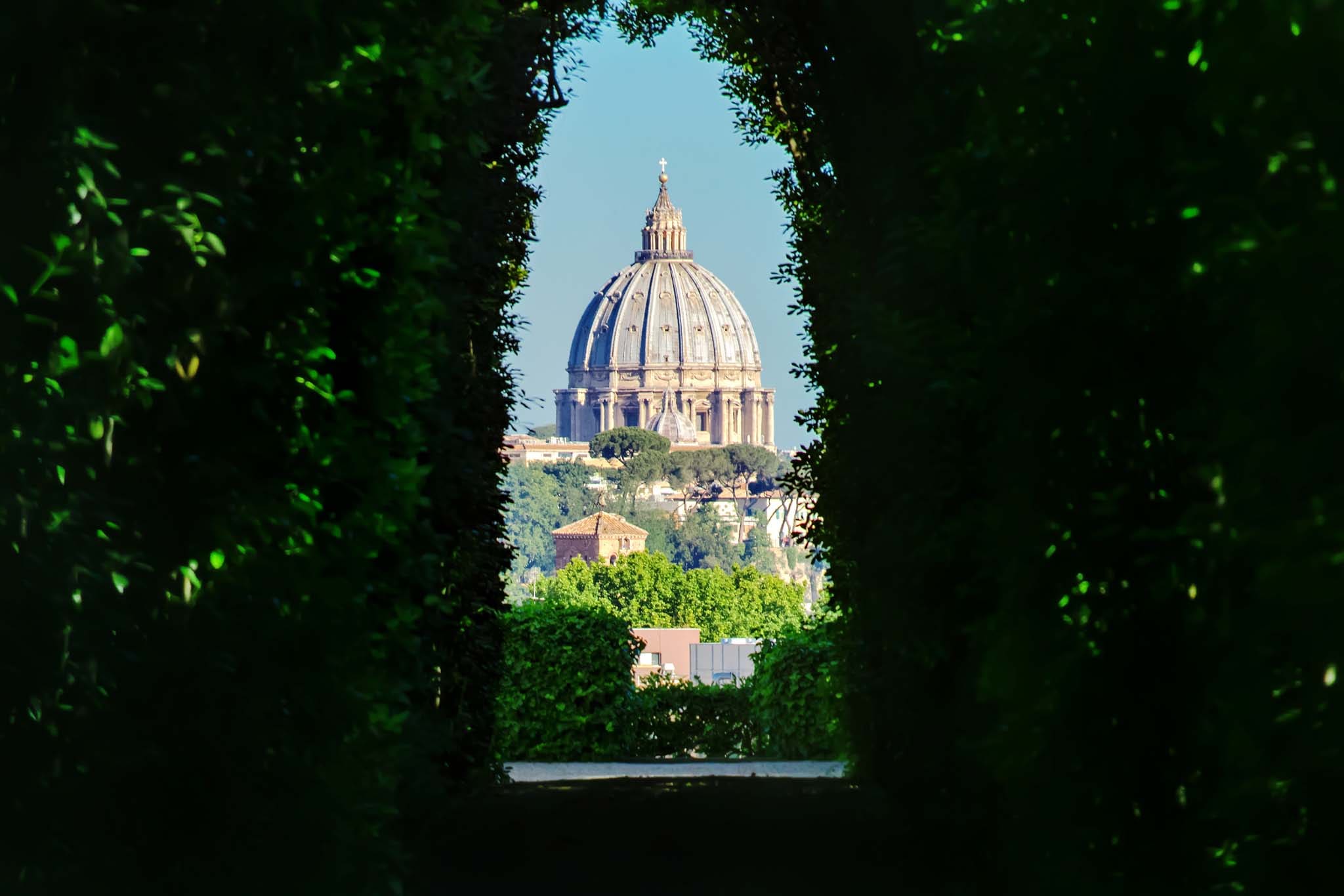 roma-camping-in-town_experience_7-hills_san-pietro-keyhole.jpg